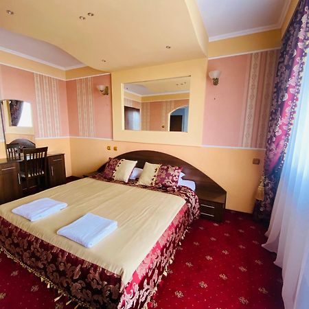 Intourist-Zakarpattia Hotel أوزهورود المظهر الخارجي الصورة