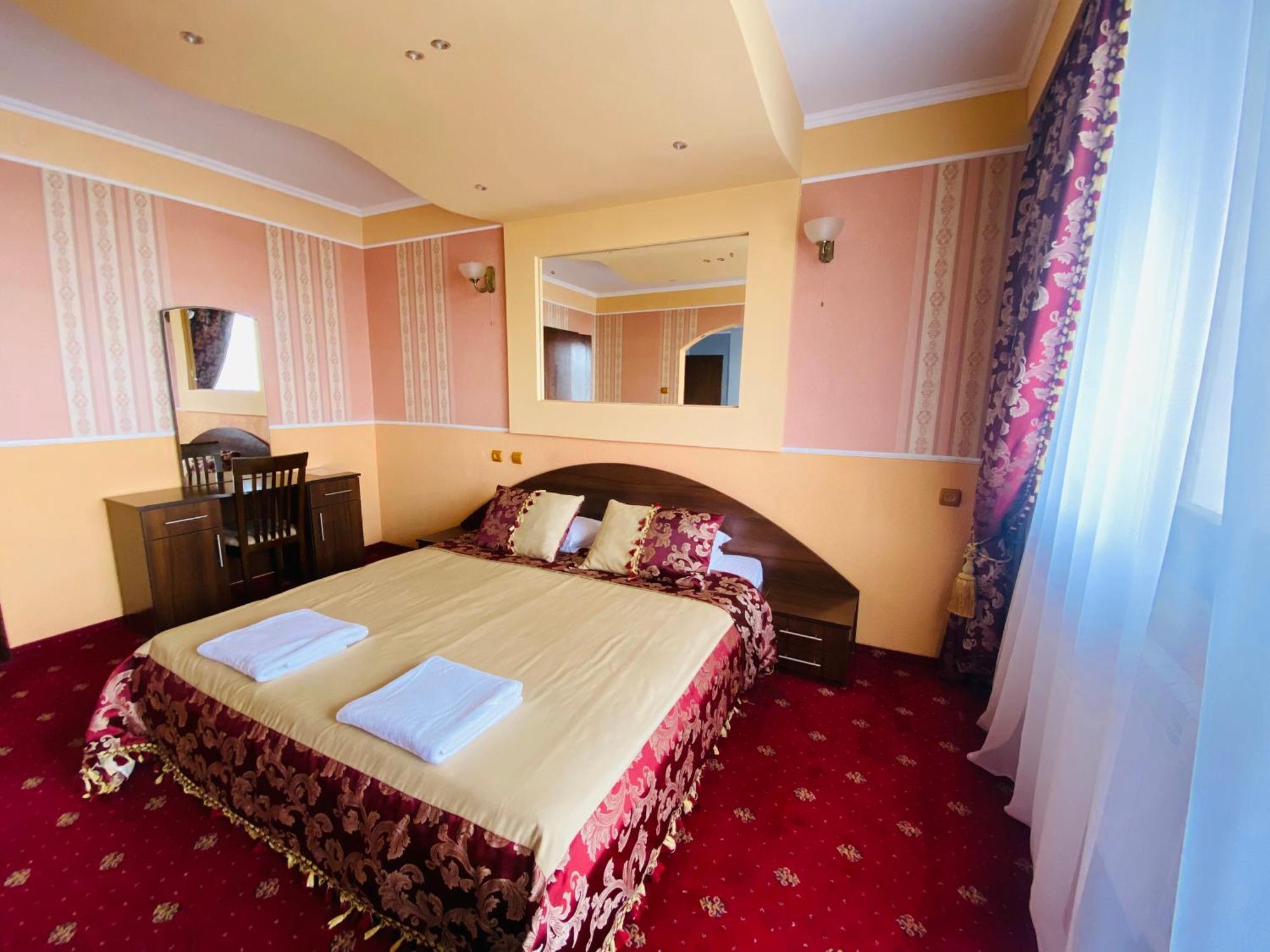 Intourist-Zakarpattia Hotel أوزهورود المظهر الخارجي الصورة