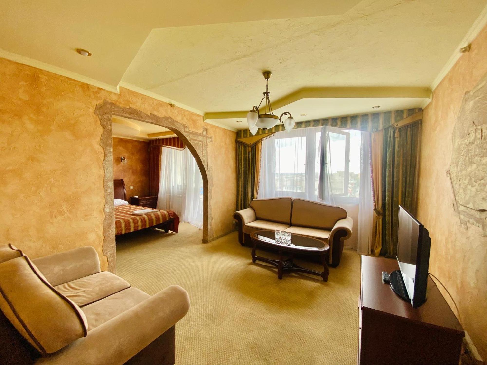 Intourist-Zakarpattia Hotel أوزهورود المظهر الخارجي الصورة